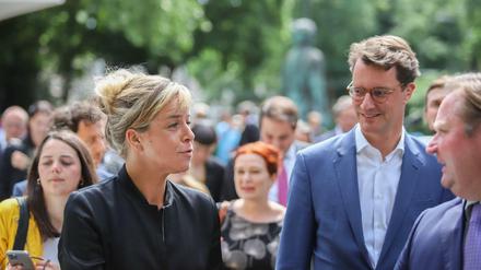 Wollen am Dienstag ihre Koalitionsverhandlungen beginnen: NRW-Ministerpräsident Hendrik Wüst (CDU, r.) und Mona Neubaur (Grüne).