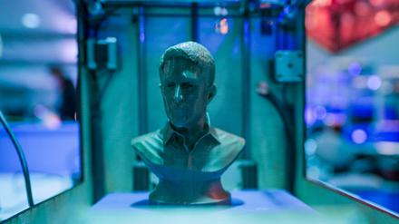 Besucher des Kongresses des Chaos Computer Clubs (CCC) in Hamburg haben mit einem 3D-Drucker die Büste des US-amerikanischen Whistleblowers Edward Snowden ausgedruckt.