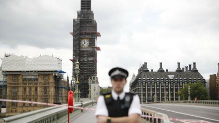 Ein Polizist sichert die Brücke vor dem britischen Parlament. 