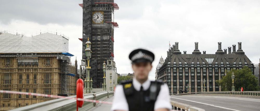 Ein Polizist sichert die Brücke vor dem britischen Parlament. 
