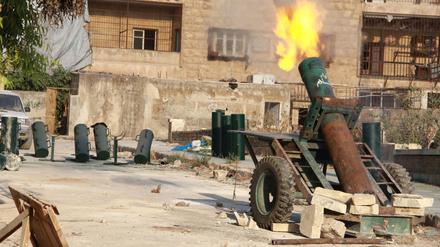 Rebellen setzen in Aleppo eine selbstgemachte, archaisch wirkende Kanone ein.