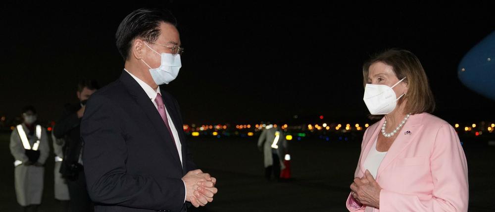 Nancy Pelosi wird von Außenminister Joseph Wu am Flughafen begrüßt.