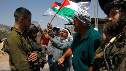Unversöhnlich. Palästinensische Demonstranten in Nablus protestieren vor israelischen Soldaten gegen den Bau einer neuen Straße für jüdische Siedler in der besetzten West-Bank (25. August 2021).