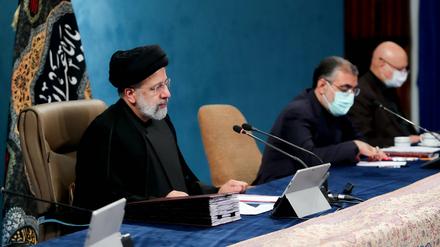 Der iranische Präsident sitzt bei einer Gesprächsrunde in Teheran.