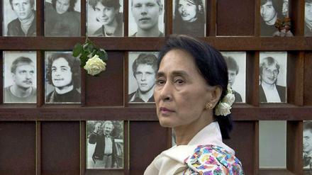 Aung San Suu Kyi am Berliner Mauerdenkmal.