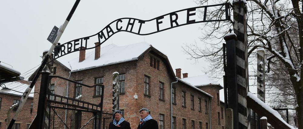 Überlebende des Holocaust am Tor des früheren Konzentrationslagers Auschwitz