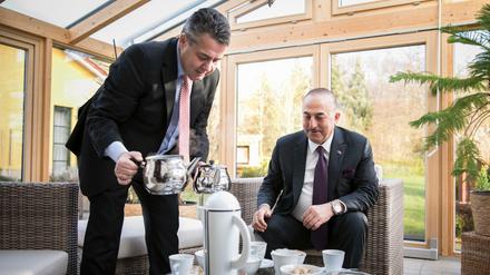 Tea for two: Die Einladung des türkischen Außenministers ins Goslarer Eigenheim trug Gabriel viel Kritik ein.