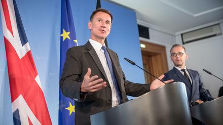 Der neue britische Außenminister Jeremy Hunt (links) neben dem deutschen Außenminister Heiko Maas (SPD).