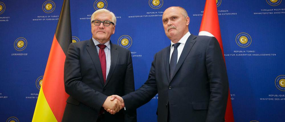 Bundesaußenminister Frank-Walter Steinmeier (SPD, links) mit seinem Amtskollegen Feridun Hadi Sinirlioglu, dem Außenminister der Türkei, am Freitag in Ankara. am 18.09.2015. 