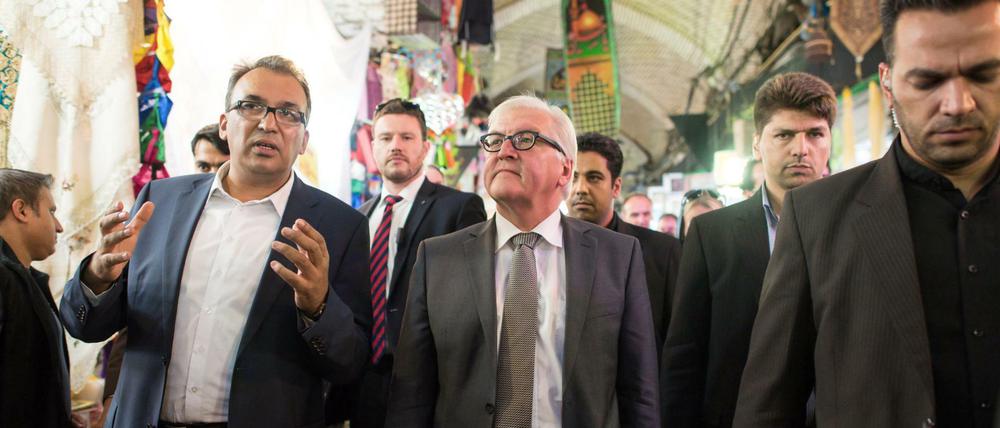 Bundesaußenminister Frank-Walter Steinmeier besucht am 18.10.2015 den Basar in Teheran.