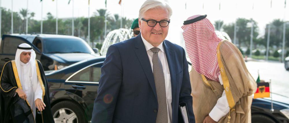 Bundesaußenminister Frank-Walter Steinmeier (M, SPD) und der Außenminister des Königreichs Saudi-Arabien, Adel bin Ahmed Al-Jubeir (l), kommen am 19.10.2015 gemeinsam zum Außenministerium in Riad (Saudi-Arabien). 