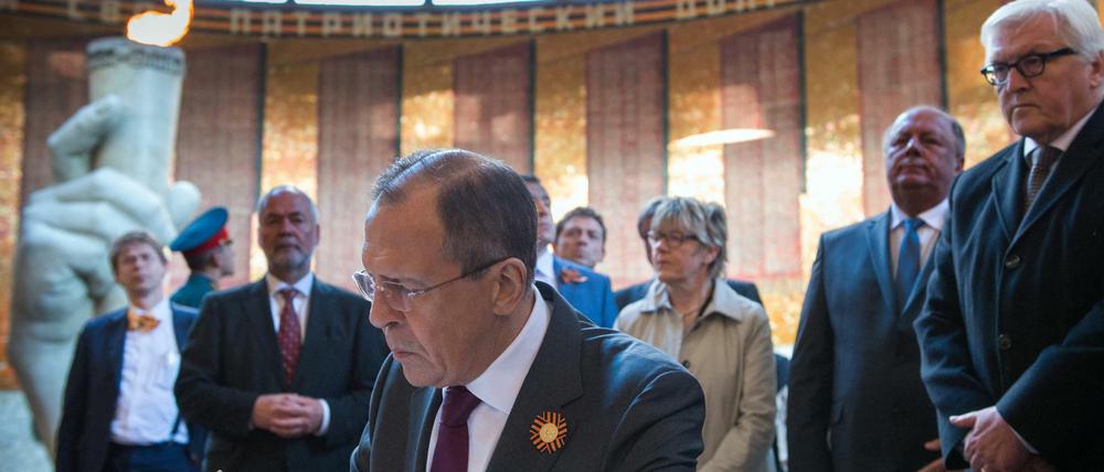Der russische Außenminister Sergej Lawrow und sein Amtskollege Frank-Walter Steinmeier in Wolgograd: Die Entfremdung zwischen Russland und dem Westen schreitet voran. Nur das gemeinsame Gedenken funktioniert. Manchmal.