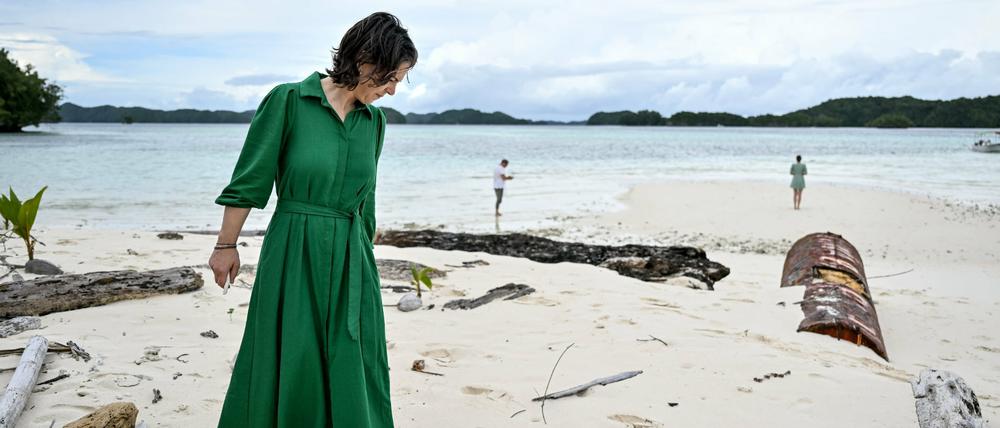 Annalena Baerbock geht bei einem Besuch der Inselrepublik Palau über die Insel Ngkesill.