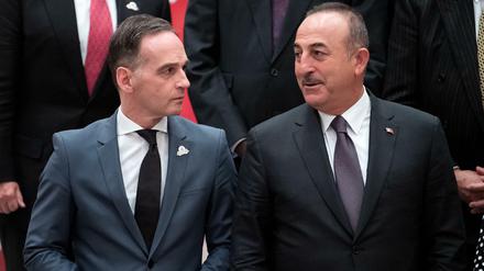 Heiko Maas (links), und Mevlüt Cavusoglu unterhalten sich am Rande des G20-Außenministertreffens.