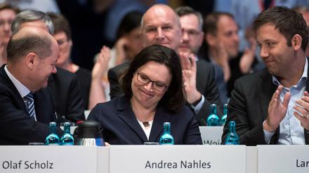 Andrea Nahles nach ihrer Wahl zur SPD-Vorsitzenden am 22. April 2018 mit Olaf Scholz (links) und Lars Klingbeil auf dem Parteitag.