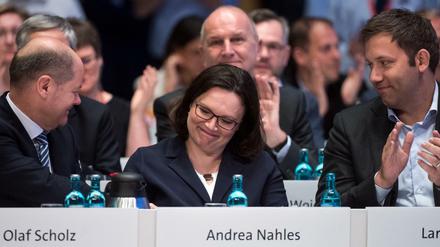 Auf dem SPD-Parteitag im April beklatschte Dietmar Woidke (hinter Andrea Nahles) die Parteichefin, nun widerspricht er ihr.