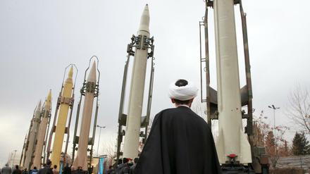 Eine militärische Großmacht. In Teheran werden Boden-Boden-Raketen im Rahmen ausgestellt. 