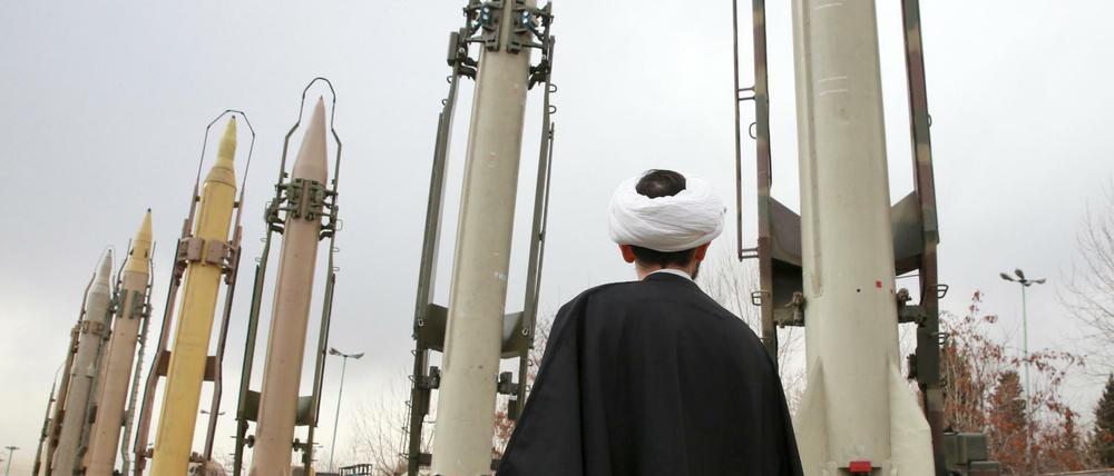 Eine militärische Großmacht. In Teheran werden Boden-Boden-Raketen im Rahmen ausgestellt. 