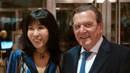 Der frühere Bundeskanzler Gerhard Schröder und seine Ehefrau mit dem heutigen Kanzler Olaf Scholz bei der Eröffnung der Ausstellung über Helmut Schmidt 2018. 