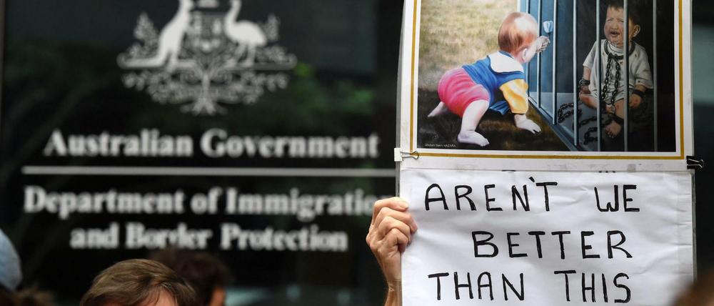 Menschen protestieren vor der Einwanderungsbehörde in Brisbane für Flüchtlinge.