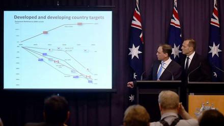 Australiens Ministerpräsident Tony Abbott (rechts) und sein Umweltminister Greg Hunt versuchen am Dienstag das Klinaziel ihres Landes bis 2030 etwas besser aussehen zu lassen. Der größte Kohleexporteur der Welt hat ein eher enttäuschendes Angebot vorgelegt. 