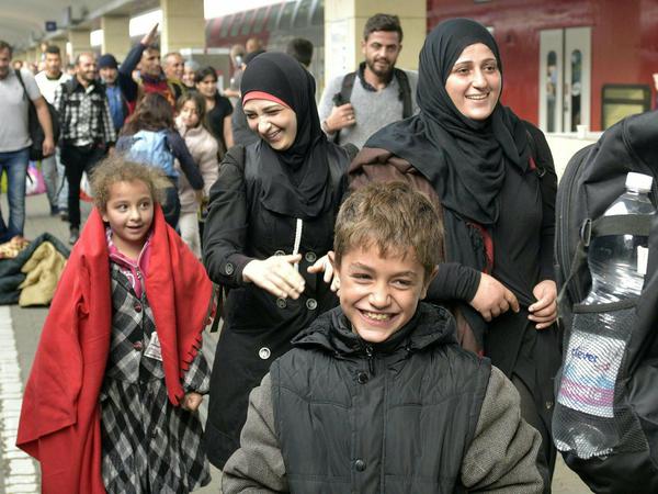 Österreich rechnet für Samstag mit der Ankunft von 10.000 Flüchtlingen aus Ungarn.