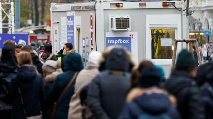 Menschen warten am Sonntag in Wien vor einem Impfpoint.