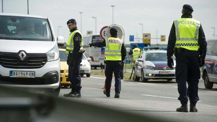 Die Polizei in Österreich durchsucht Fahrzeuge an der Grenze zu Ungarn. Das Land hat nun am Mittwoch das Asylrecht verschärft. 