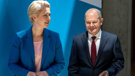 Manuela Schwesig (SPD), Ministerpräsidentin von Mecklenburg-Vorpommern, und Bundeskanzler Olaf Scholz (SPD) am Dienstag in Berlin.