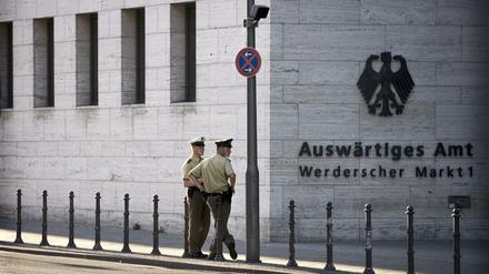 Polizeibeamte bewachen den Eingangsbereich des Auswärtigen Amtes am Werderschen Markt in Berlin. (Archiv)