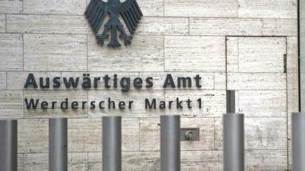 Pfosten stehen vor dem Auswärtigen Amt (AA) in Berlin. 