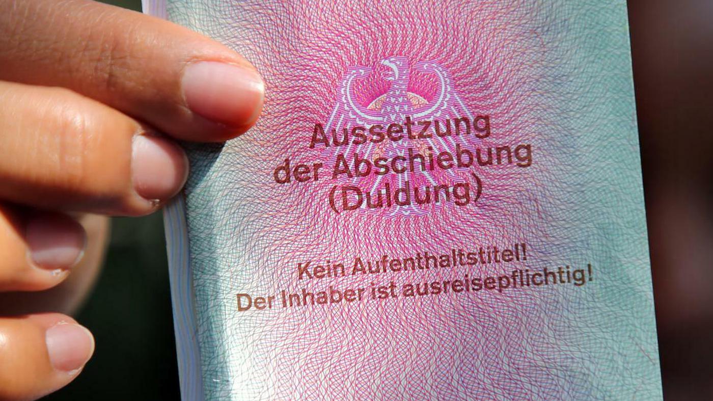 Abschiebung ausgesetzt: Duldung für abgelehnte Asylbewerber meist wegen fehlender Papiere