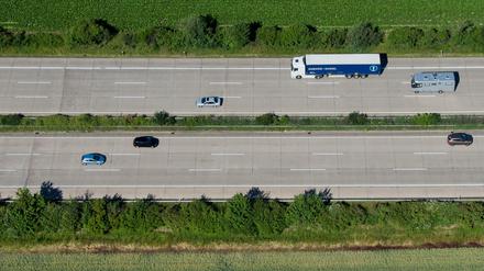 Die Lkw-Maut soll ab 2018 neben den Autobahnen auch auf allen Bundesstraßen kassiert werden.