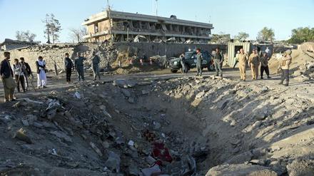 Sicherheitskräfte stehen am 31.05.2017 in Kabul (Afghanistan) nach einem Autobombenanschlag um den Krater, im Hintergrund ist die deutsche Botschaft zu sehen.
