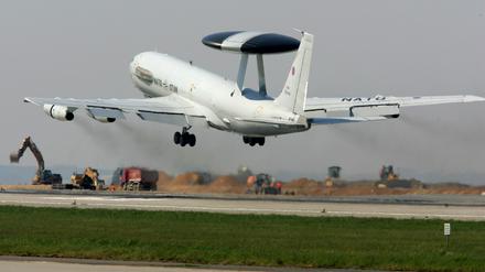 Die Bundesregierung will ein neues Mandat für einen Einsatz von Awacs-Aufklärungsflugzeugen über Afghanistan beschließen. 