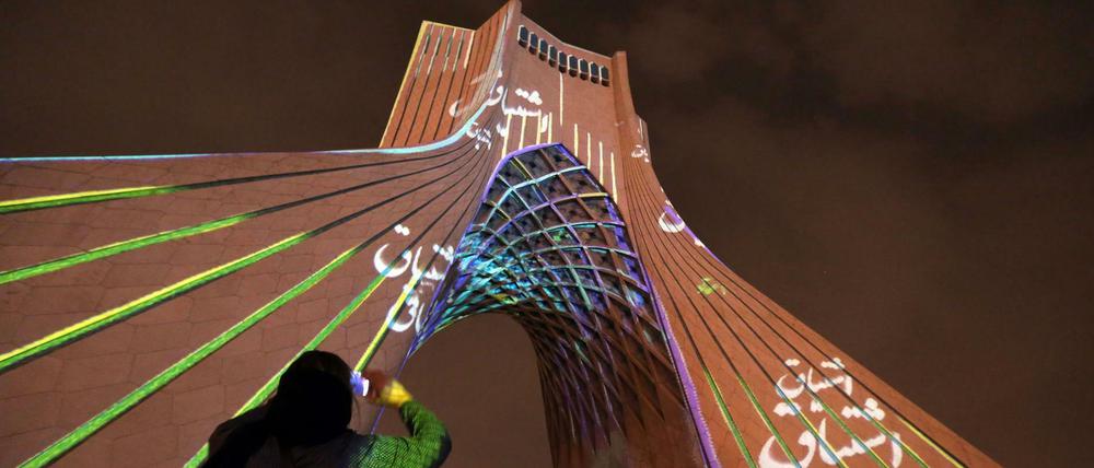 Der Azadi Turm in Teheran, beleuchtet mit einer Lichtinstallation des deutschen Künstlers Philipp Geist.