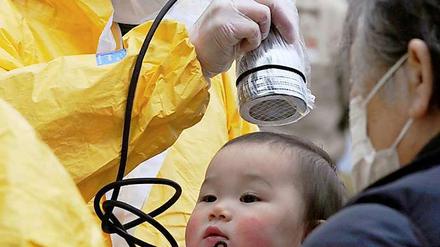 Ausnahmezustand. Ein Baby wird in Nihonmatsu in der Nähe von Fukushima auf eine mögliche Verstrahlung untersucht.
