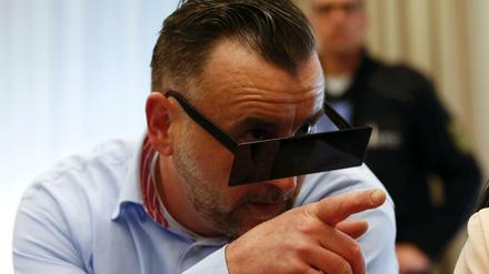 Lutz Bachmann erschien mit eckiger Sonnenbrille vor Gericht. 