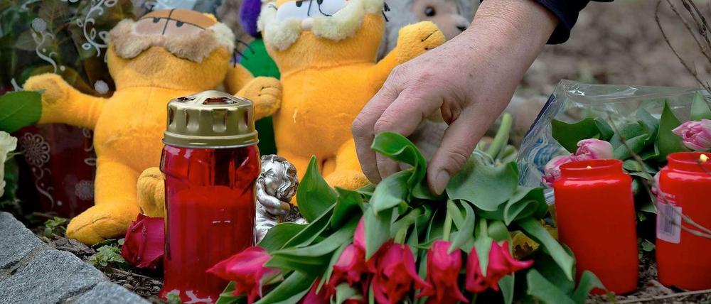 Trauernde bringen Blumen, Stofftiere und Lichter an den Ort der Tragödie in Backnang, bei der eine Mutter und ihre sieben Kinder aus de Türkei ums Leben kamen.