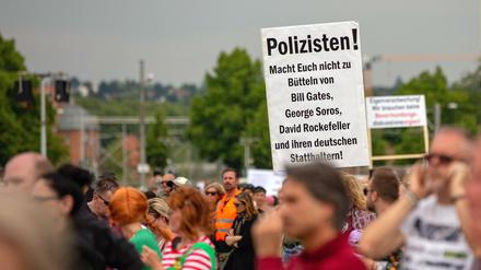 „Querdenken“-Demonstration von Kritikern der Corona-Maßnahmen am Samstag auf dem Cannstatter Wasen in Stuttgart. 