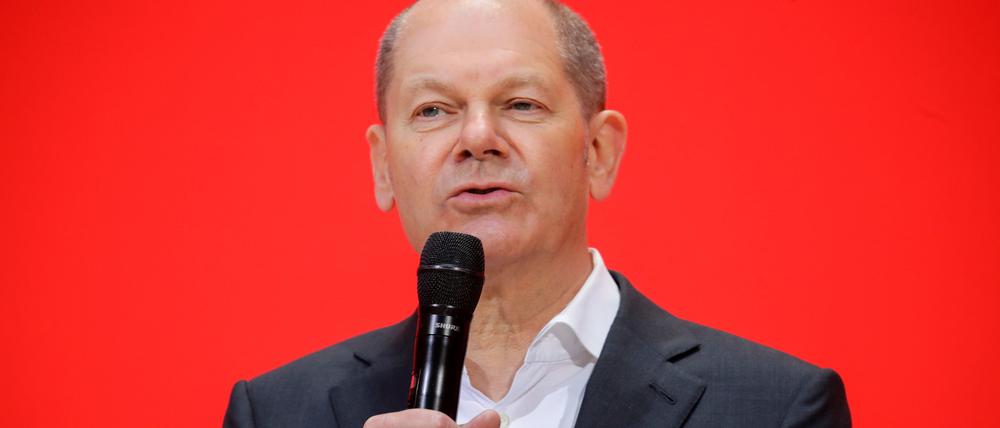 Der Mann vor dem roten Hintergrund befeuert Spekulationen über eine Regierung mit FDP und Grünen: Olaf Scholz am Tag nach der Landtagswahl.