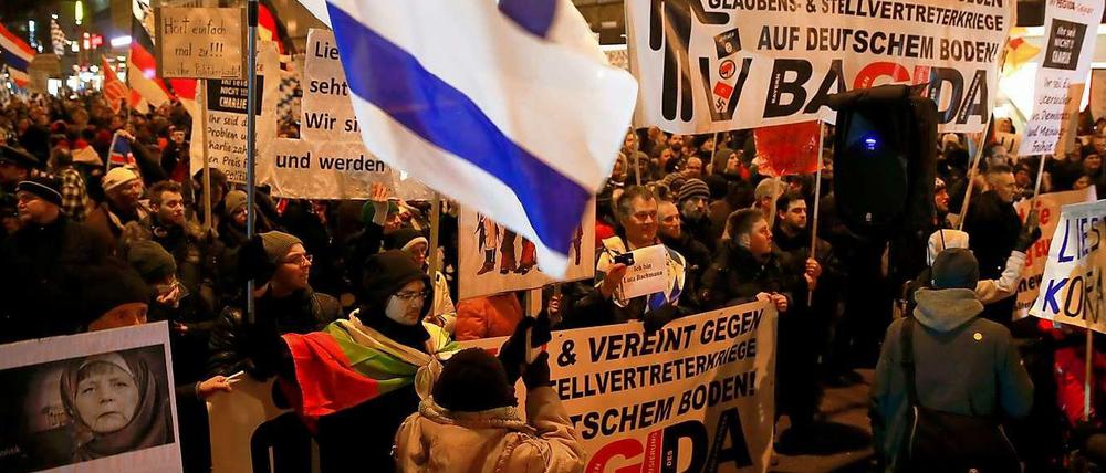 "Mutti Multikulti", eine israelische Fahne und schräge Plakate: Die Bagida-Demo am Montag in München hätte aus dem Drehbuch einer schrägen Satire stammen können.