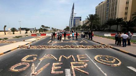 Unmissverständlich schrieben Demonstranten am Wochenende auf diese Straße in Manama, wie sie sich die politische Zukunft des regierenden Königshauses in Bahrain vorstellen.