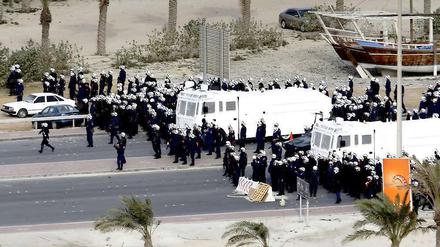 Sicherheitskräfte in Bahrain gehen gewaltsam gegen regierungskritische Demonstranten auf dem Perlenplatz in der Hauptstadt Manama vor.