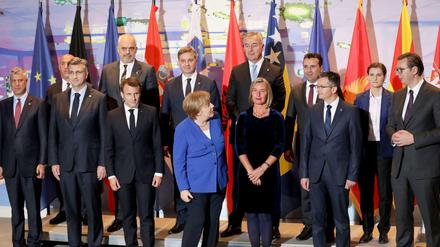 Bundeskanzlerin Angela Merkel und Frankreichs Präsident Emmanuel Macron empfangen die Teilnehmer der Balkan-Konferenz. 