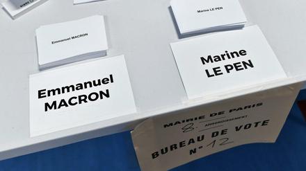 Wahlunterlagen in einem Wahllokal in Paris 