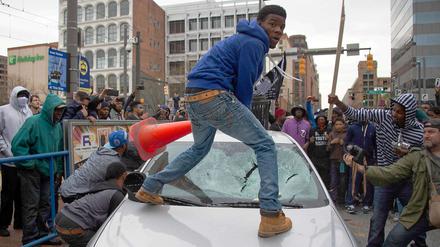 Im Anschluss an eine Demonstration kam es in Baltimore am Samstag zu heftigen Ausschreitungen. 