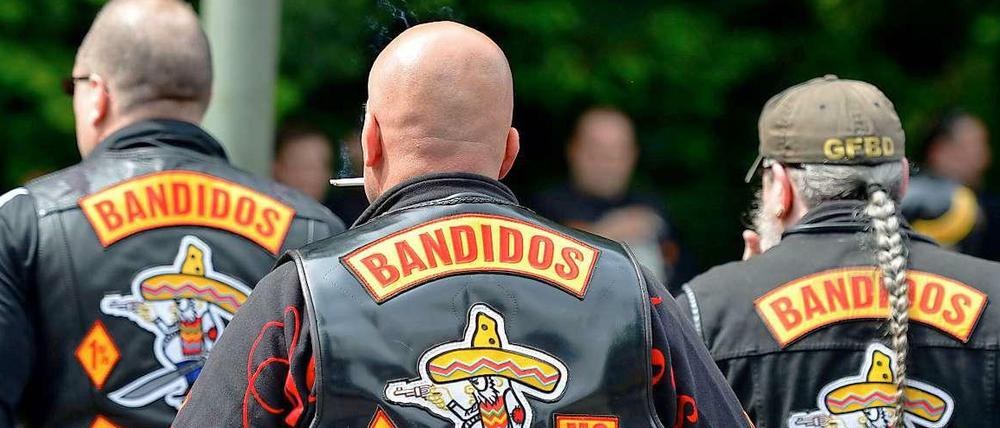 Seit Donnerstag müssen sich zwei mutmaßliche Bandidos wegen bandenmäßigem Drogenhandel in rund 500 Fällen vor einem Berliner Gericht verantworten.