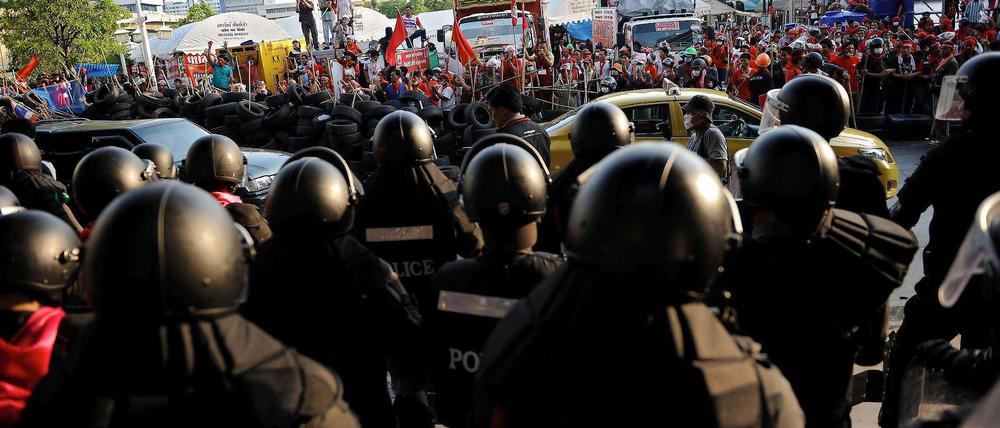In Thailand ist bleibt die Lage nach neuen Auseinandersetzungen gespannt.