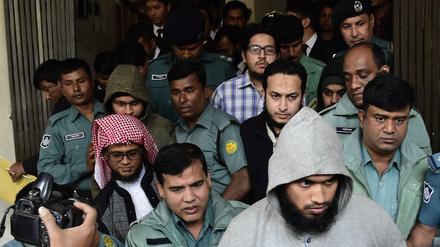 Pizisten begleiten die wegen Mordes an einem Blogger Angeklagten und Verurteilten in Bangladesch zum Gericht. 